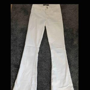  - Bootcutjeans från Bik Bok.
