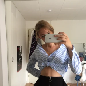  - Classic randig skjorta från Bondelid 🤩 skitball, men tyvärr inte min stil. Kan bäras på flera olika sätt! Kan fraktas, men det står köparen för! 💌