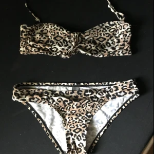  - Jättefin, sällan använd leopard-bikini i utmärkt skick. Köparen står för frakt