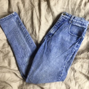  - Skönaste jeansen som finns! Härligt stretchiga med hög midja, passar en S-M. Tyvärr för stora för mig, därför jag säljer dem. Möts upp i Uppsala, annars står köparen för frakt🌈 kan köpas med/utan Plick SafePay, du väljer!