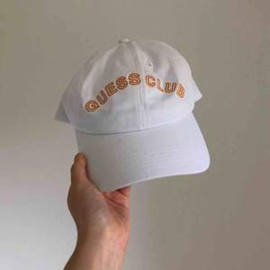 Vit keps med orange logotyp ”Guess Club” från Guess & A$AP Rocky kollektionen. Använd knappast 1 gång. Inkl frakt och kör gärna en meet up i Göteborg.