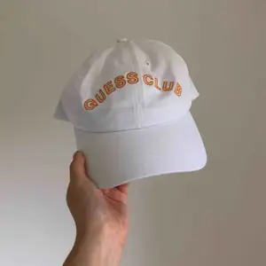 Vit keps med orange logotyp ”Guess Club” från Guess & A$AP Rocky kollektionen. Använd knappast 1 gång. Inkl frakt och kör gärna en meet up i Göteborg.