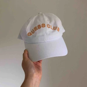  - Vit keps med orange logotyp ”Guess Club” från Guess & A$AP Rocky kollektionen. Använd knappast 1 gång. Inkl frakt och kör gärna en meet up i Göteborg.