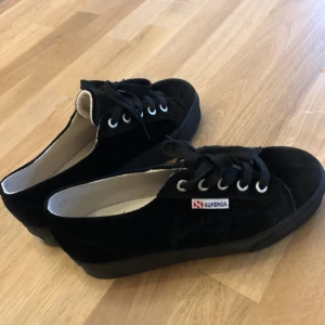 - Säljer mina oanvända svarta Superga skor, storlek 37. Material ”plysch”, nypris: 899 kr.