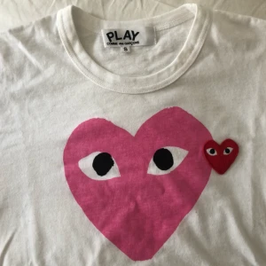  - Vill grina men den här tröjan måste få bo någon annanstans för den är fööör liten för mig. Storlek S men skulle snarare uppskatta den till en XS. Aldrig använd av mig, köpt av annan användare på plick. Möts upp i Stockholm eller fraktas 🌹