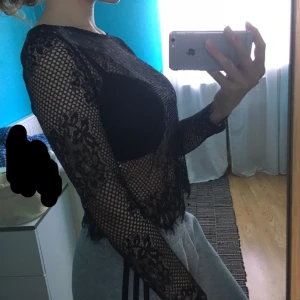  - Tröja i spets från Pull and Bear, ingen stretch. Märkt S men mer som XS/S. Supersnygg med en bralette under! Helt ny med lappen kvar, nypris 199! Kan mötas upp i Stockholm eller skicka mot fraktkostnad (18:-)