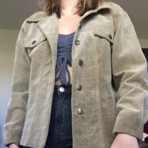  - Schysst jacka i manchester! En storlek 40 men passar perfekt på mig som vanligtvis är en S. Fraktkostnad tillkommer, kan även mötas upp i Stockholmsområdet. 