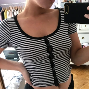  - Så söt topp köpt från Bikbok för ett par år sedan, knappt använd sen dess! Frakten är inräknad i priset ✨