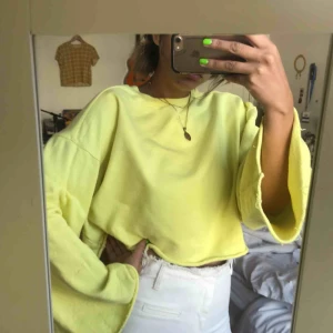  - fin gul cropped tröja med vida ärma!!! size M!! 💫✨🌼🌼 Köparen stå för frakt! 