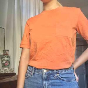 T-shirt från Weekday, storlek xs. Fantastisk, varm orange nyans. Kan eventuellt mötas i Stockholm. Hör av dig om du har frågor