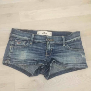  - Hollister short byxor  Storlek: w 25