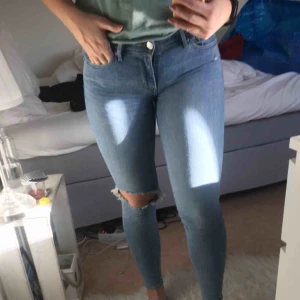  - Ett par nästintill oanvända Levis jeans i modell ”711 skinny”. 26/30. Jättesköna, lite lägre i midjan. Frakt tillkommer på 50kr! Fraktar bara