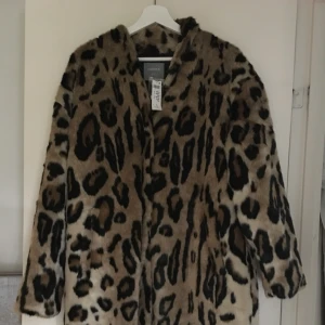  - Supersnygg fakepäls från Lindex. 🐯 Nyskick med prislapp kvar! Frakt tillkommer! 