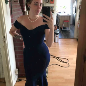  - Säljer denna vackra klänningen som är använd endast 1 gång, storlek S och är figurnära. 