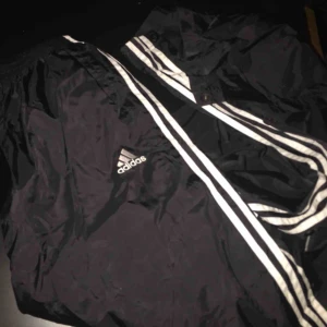  - Byxor ifrån Adidas med knappar på båda sidor som man kan öppna hela vägen, priset kan diskuteras samt köparen står för frakten :)