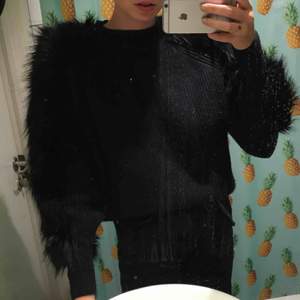 En mysig stickad tröja med fake päls på ärmarna i färgen svart! Perfekt nu till hösten☺️ kan posta eller möttas upp på Södermalm (köparen står för frakten)