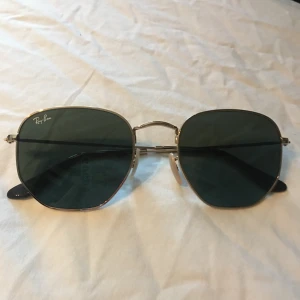  - Supersnygga ray ban solglasögon i modellen hexagonal flat lenses!  Använda ett få tal gånger men i som nytt skick☀️😇  Vid snabbaffär kan priset diskuteras! Frakt tillkommer💞