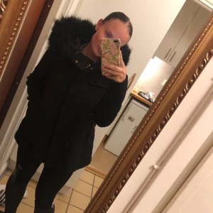  - Kappa med fuskpäls från Zara. I väldigt bra skick. Storlek S! 