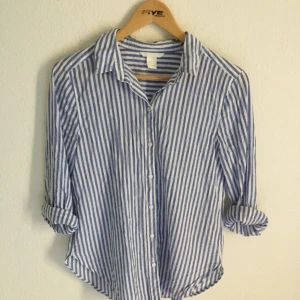  - Randig skjorta från H&M i storlek 36/S/M. Använd 1 gång. 