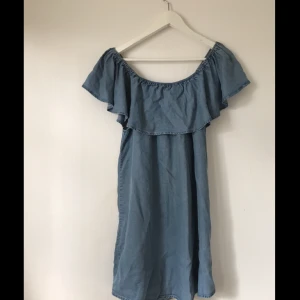  - Superfin off shoulder klänning i jeanstyg, sitter så fint på med vackert fall. Från forever 21 i storlek L.