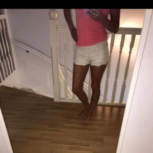  - Så snygga vita shorts , ! Stl XS. Ett måste i garderoben i denna värmen!