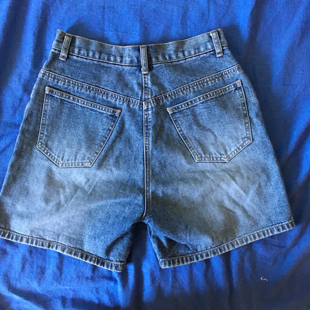 Lite längre jeansshorts. Vintage i bra skick och utan stretch. Fri frakt!💌. Shorts.