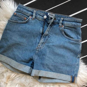  - Jeansshorts från WEEKDAY Oanvända  Köparen står för frakten annars kan jag mötas upp i Göteborg 