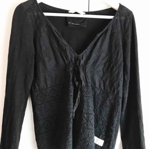  - Superfin och söt blus som passar utmärkt en S också. Eventuell frakt tillkommer.