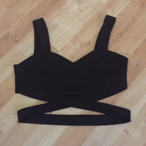  - Svart crop top med "snörning", aldrig använd :) Kan mötas i stan annars så kostar frakt 10kr :))