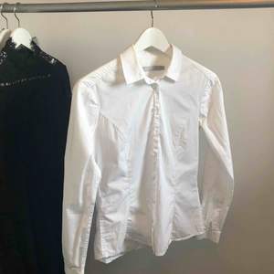 Basic skjorta i vitt stl XS från Tiger of Sweden. Sparsamt använd, köparen står för ev frakt.