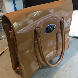  - Väska. Mått: Höjd 30, Bredd 36. Frakt 58 kr