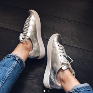  - Supersnygga skor från Stradivarius som som tyvärr är för stora för mig, köparen står för frakten!