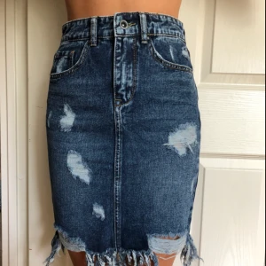  - Jeanskjol aldrig använd. Säljer pga för lite för mig. Prislappar sitter kvar🌟