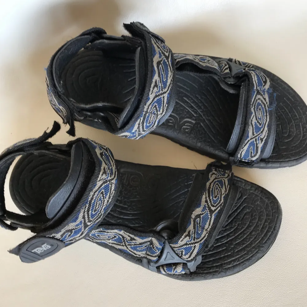 Teva-sandaler inköpta på Humana secondhand. Troligen från 00-talet, extremt bra skick och aldrig användare av mig pga fel storlek. Frakt tillkommer ❤️ Jag tar swish ✨. Skor.