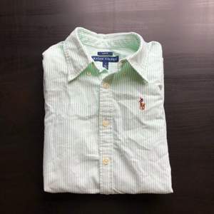 Äkta Ralph Lauren skjorta som tyvärr blivit för liten, är en amerikansk storlek 2 (svensk storlek 32), slim fit (lite tajtare om midjan). Köptes för runt 1000kr. 