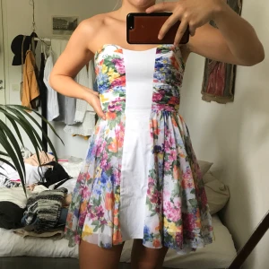  - Supersöt klänning av märket Elise Ryan från Nelly i storlek S. Sitter som en smäck med ett vackert fall. Endast testad så i perfekt skick.