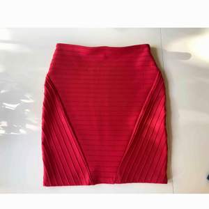Röd jättefin kjol från Bershka. Köpt i Dubai. Använd, i fint skick.
