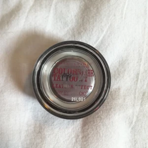  - Color Tattoo 24h Leather Effect av Maybelline i färgen Vintage Plum! Jättesnygg cremeögonskugga som endast är testad vid ca 2-3 tillfällen. Köparen står för frakt.