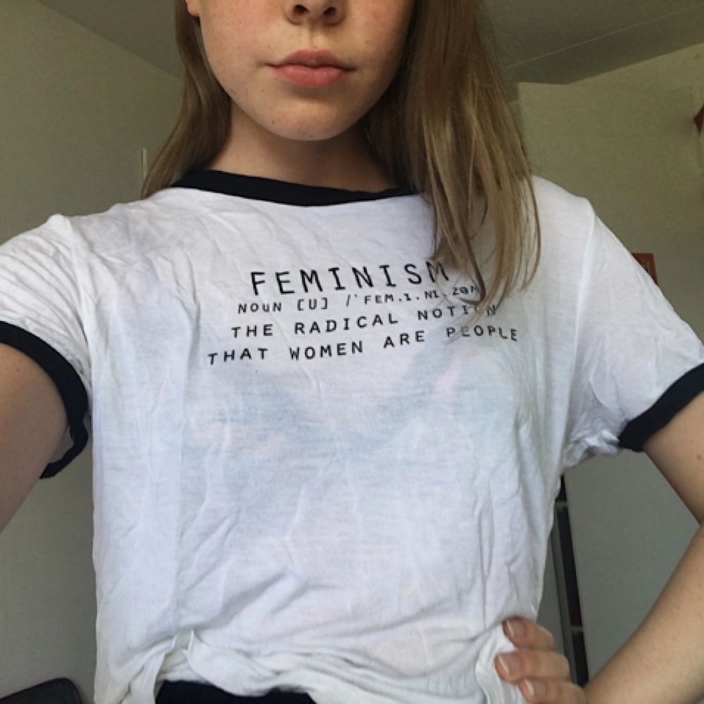 Superskön ombloggad t-shirt från H&M, med ordet feminism som tryck! Väldigt lätt och skönt material, köparen står för frakt :). T-shirts.