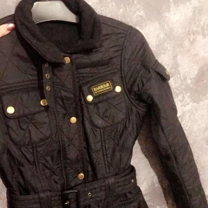  - Trendiga barbour jackan som tyvärr bara hänger i garderoben! Jag som vanligtvis har storlek 34-36 sitter denna perfekt på mig. 