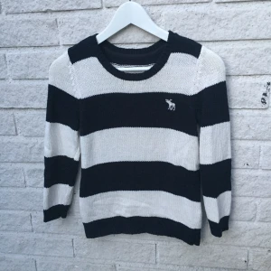  - Abercrombie & Fitch tröja, 60% bomull 40% akryl. Lite sliten på nedre sidan av baksidan men annars i fint skick. 