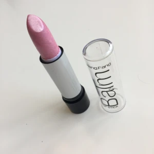  - Jättefint läppstift, endast testat på handen.  Köparen betalar frakten (9kr) om avhämtning inte fungerar :)