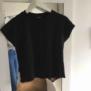  - Svart ribbad med lite croppade armar! Väl använd men i fint skick!
