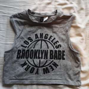  - Grå top från H&M i bra skick.  Köparen står för frakten men kan mötas upp i centrala Uppsala. 