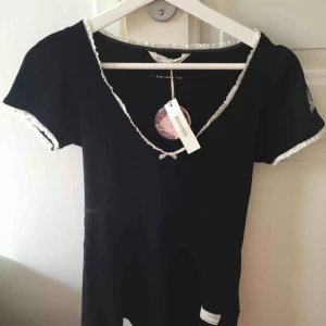  - En jättefin svart drop needle top från Odd Molly i strl 0 vilket motsvarar XS/s. Helt oanvänd och säljes eftersom att jag har alldeles för många tröjor! I 100% ekologisk bomull med prislapp kvar, presentpåse och påse kan också fås om så önskas. 