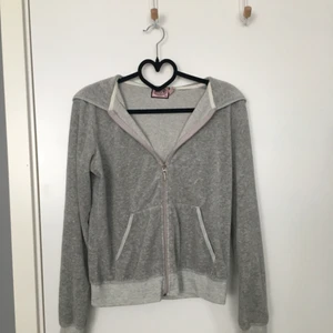 - Grå Juicy couture kofta i storlek XS. Några pärlor har åkt av på ryggen men den är fortfarande i bra skick.