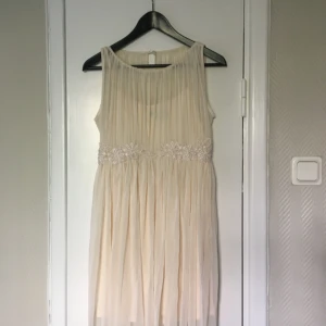  - Fin gräddvit klänning från bikbok! Köparen står för frakten! 