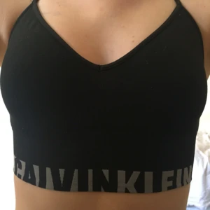 - Svart Calvin Klein top 