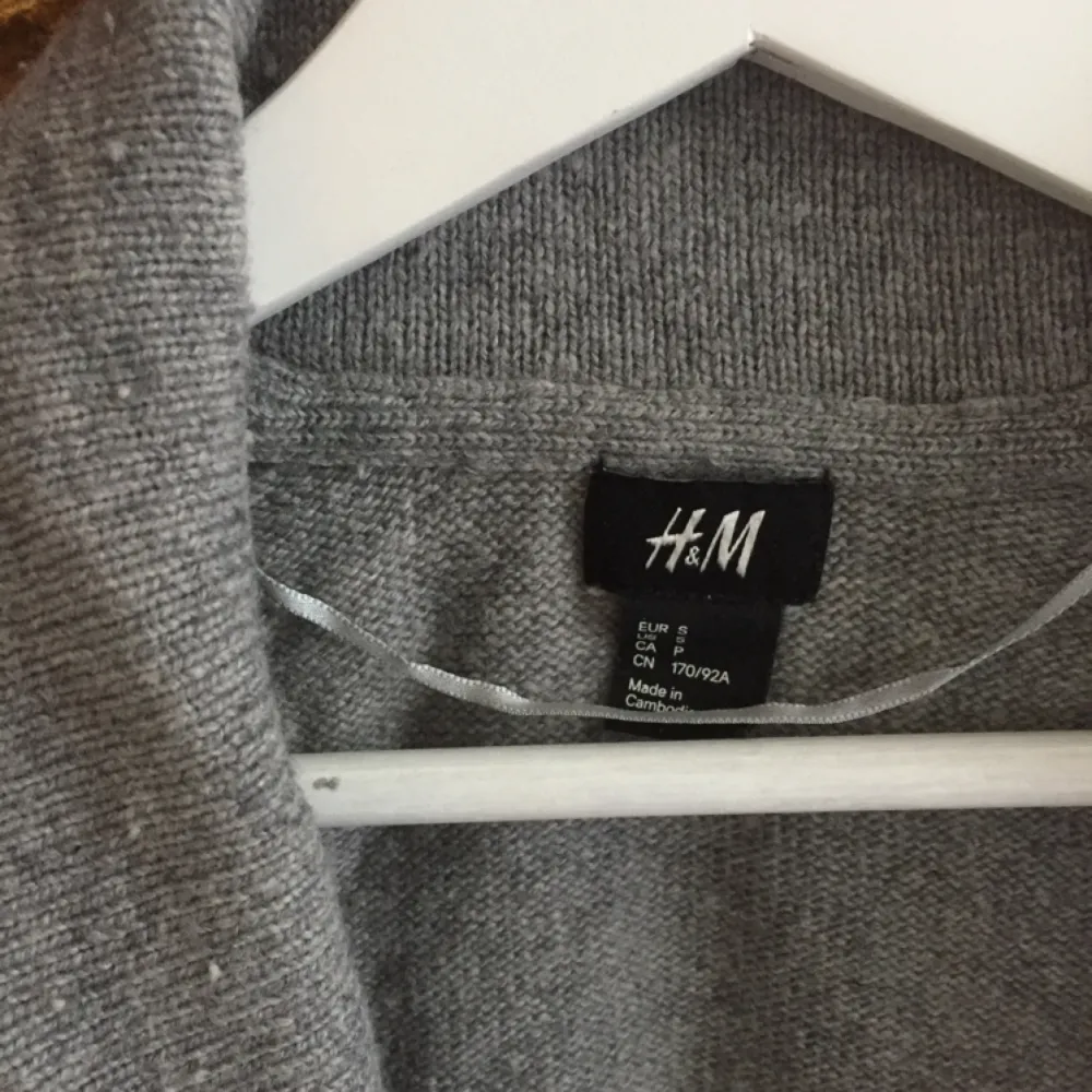 Kofta från H&M som är perfekt nu till hösten🌸🍃🍂. Stickat.