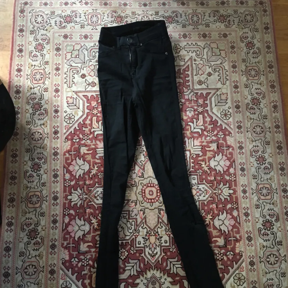 Stretchiga Dr Denim jeans i storlek XXS. Använda ett fåtal gånger  Köpare står för eventuell frakt. Kan mötas upp i Stockholm . Jeans & Byxor.